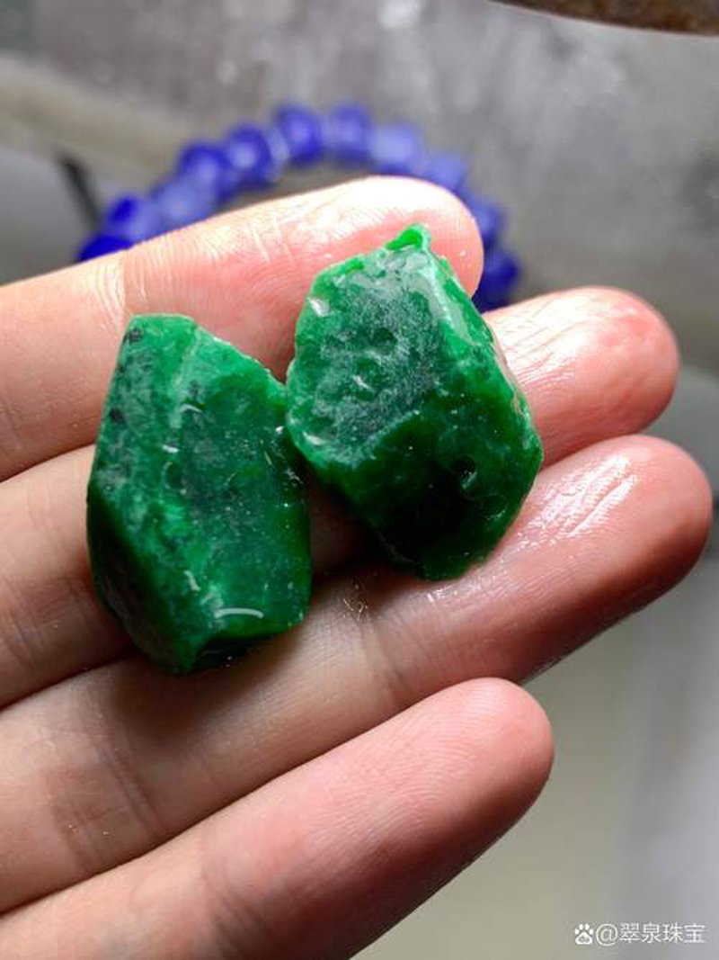 翡翠手镯选购全知道：优雅与价值的完美融合